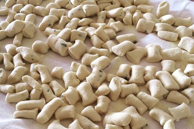 3-hour Tuscan Cooking Class with Wine & Oil Tasting - Making Pici by hand
