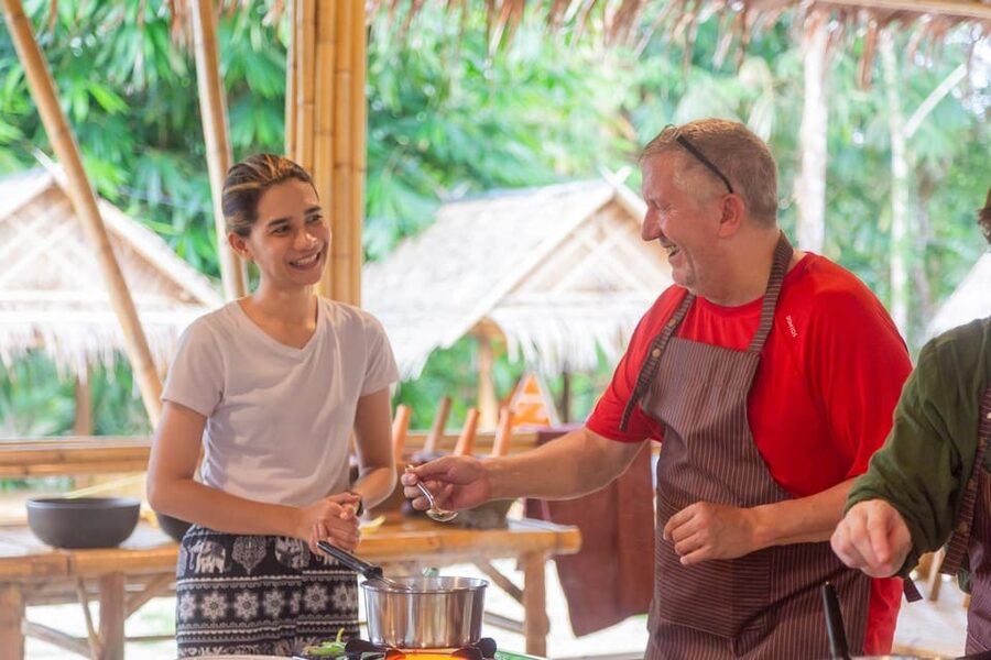3 hours Khao Lak Cooking Class and Market Visit - The people make the lesson work