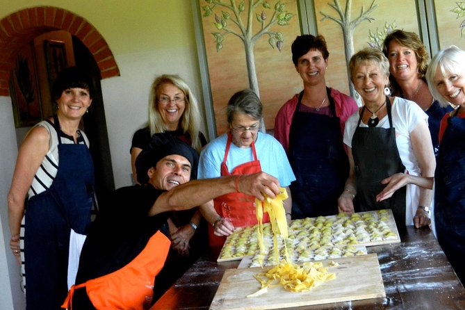 4 days,all inclusive Cooking holiday and tours, in Tuscany - Day one: station pickup, prosecco, and your first dinner