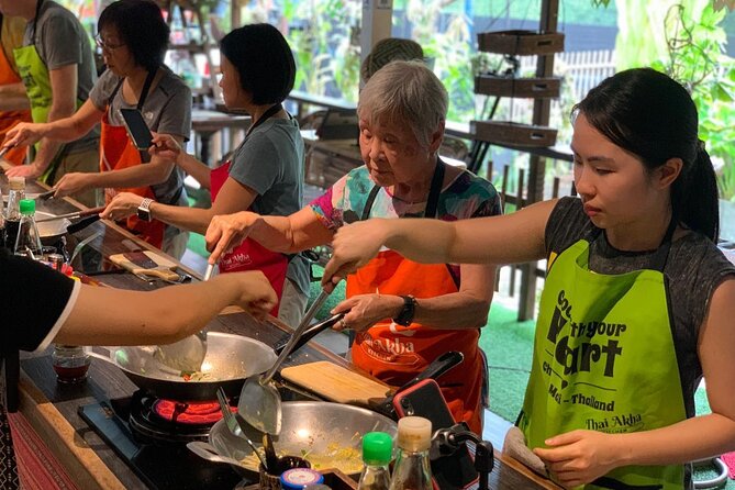 6-Hour Akha Tribe Culture and Cooking Class in Chiang Mai - What the cooking setup means for comfort