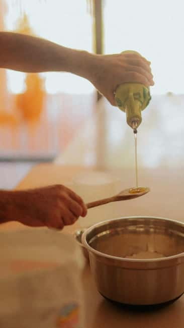 Amalfi: Tagliatelle, Mozzarella & Tiramisù Cooking Workshop - Making mozzarella by hand