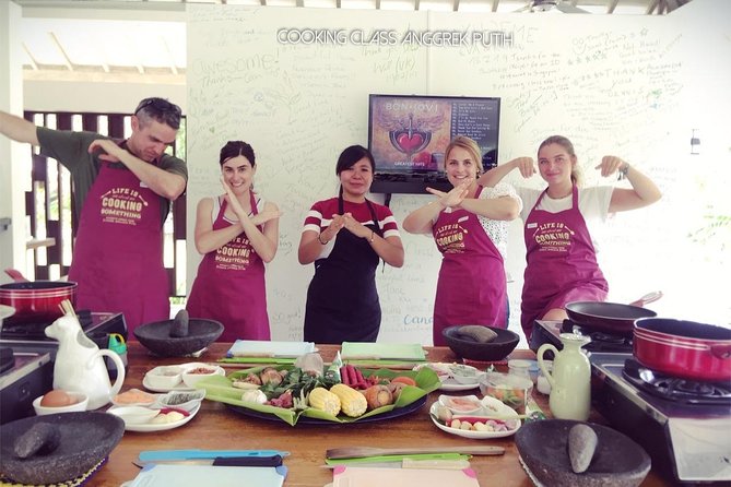 Anggrek Putih Lombok Cooking Class - Learning with a stone pestle and mortar