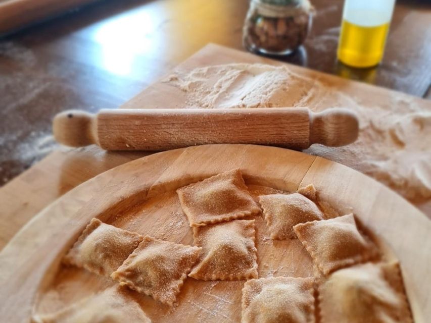 Arezzo: pasta e tiramisù cooking class organic Tuscan farm - A farm lunch with organic wine and a lake view