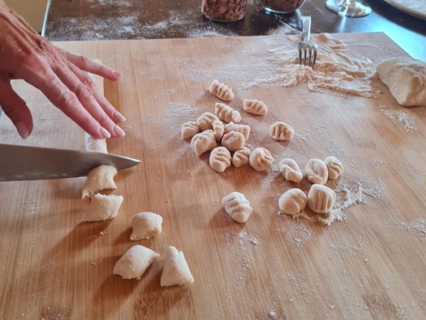 Arezzo: pasta e tiramisù cooking class organic Tuscan farm - Group size, pace, and accessibility
