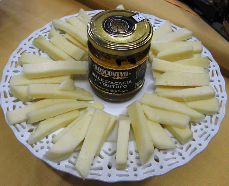 Arezzo: truffle hunting, tasting, and a cooking class with truffles. - The family welcome and the pace of the visit