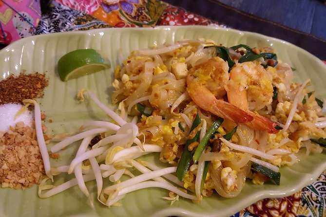Baipai Thai Cooking School: Authentic Cooking Class Tour - A Bangkok cooking class with room to work