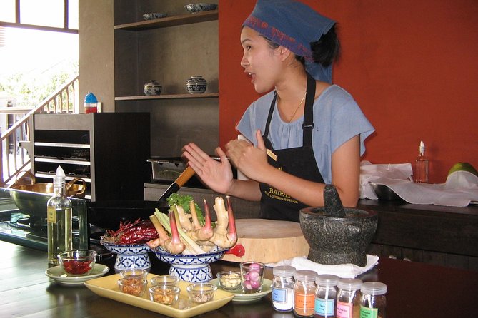 Baipai Thai Cooking School: Authentic Cooking Class Tour - Arriving at the Chatuchak-area school