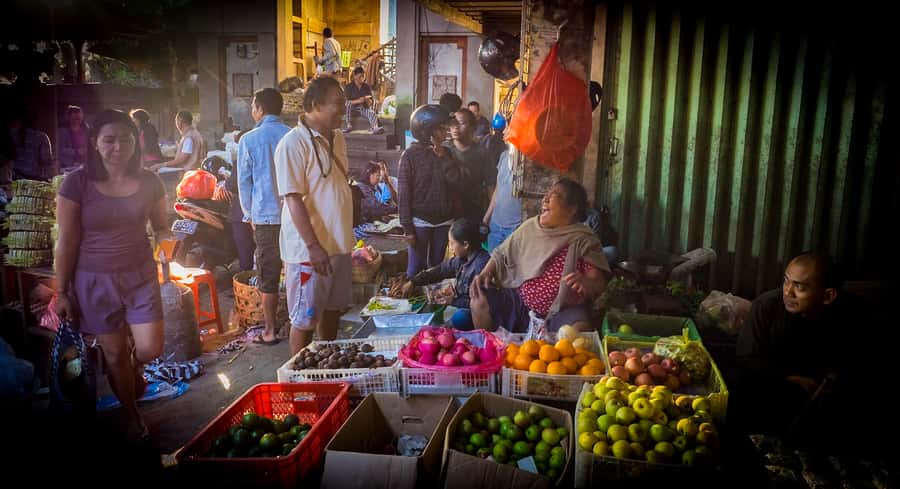 Bali: Private Balinese Cooking Class in a Family Home - Choosing vegetables at the local market