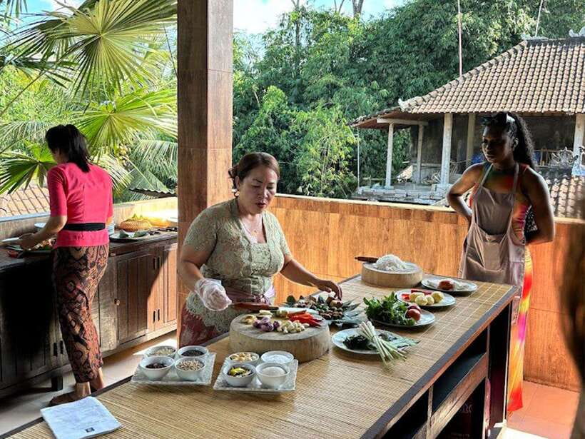 Balinese cooking class/Go shopping at the market, cook, eat - Why a Balinese cooking class is worth your time