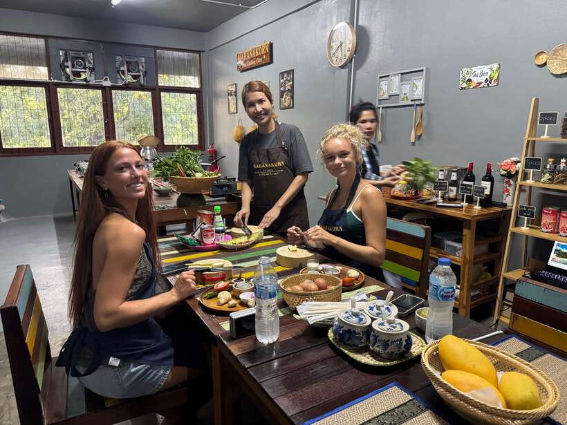 Bangkok: Authentic Thai Cooking Class with Local Host - Meeting Joyce Near Wat Pak Nam