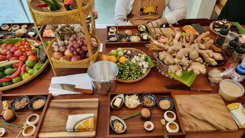 Bangkok: Cooking Class + Tuk Tuk Ride + Market Tour - Four dishes in one spacious kitchen