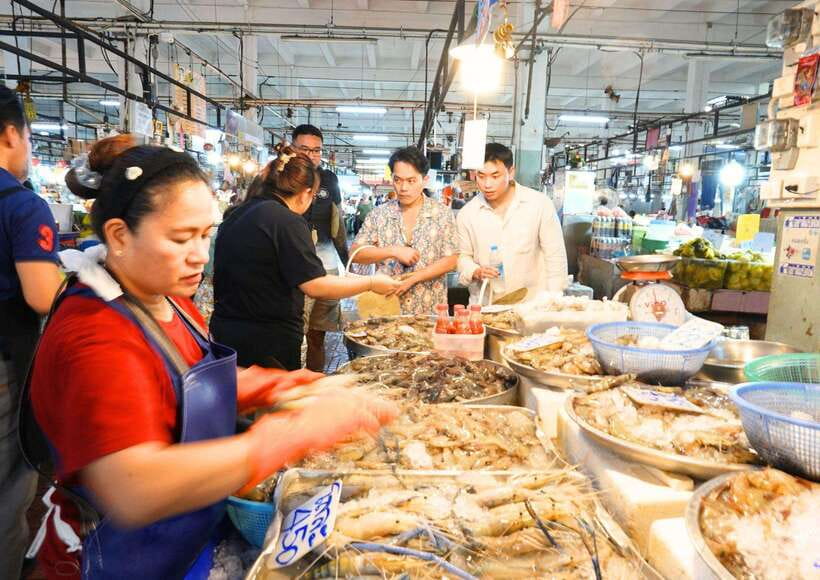 Bangkok: Cooking Class + Tuk Tuk Ride + Market Tour - A short tuk tuk ride to Prannok Market