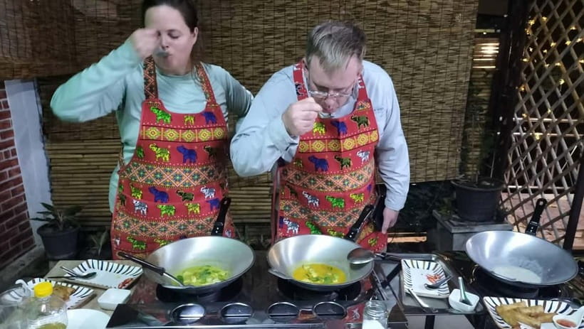 Bangkok: Favourite Thai Flavors Cooking Class by Smart Cook - What the instructors do well