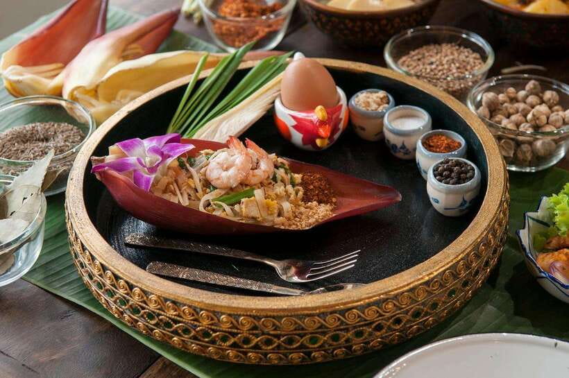 Bangkok: Hands-on Thai Cooking Class and Market Tour - Afternoon and evening classes: mango carving instead