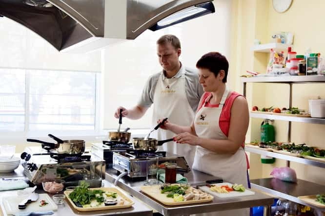 Bangkok: Maliwan Thai Cooking Class with Market Tour - How personal is the instruction?
