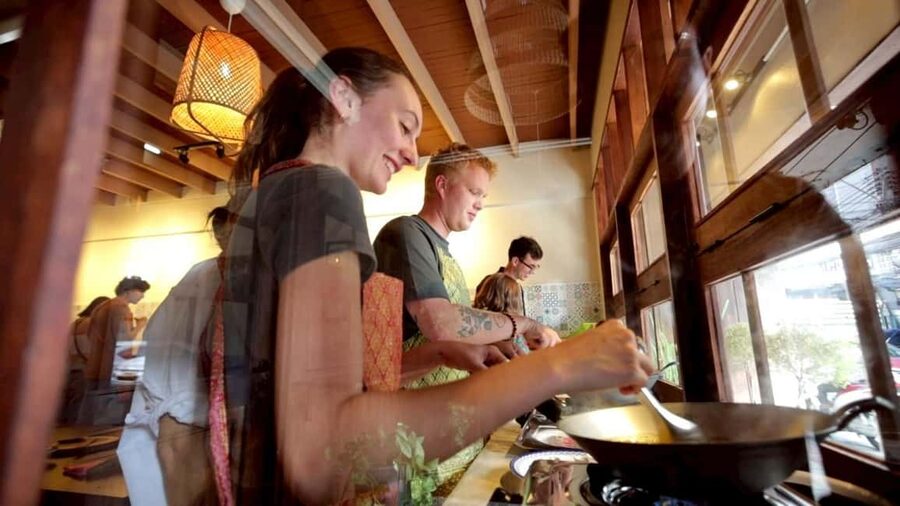 Bangkok: Thai Cooking Class With 4 Dishes & Thai Drink - Starting at Huai Khwang MRT Station Exit 3