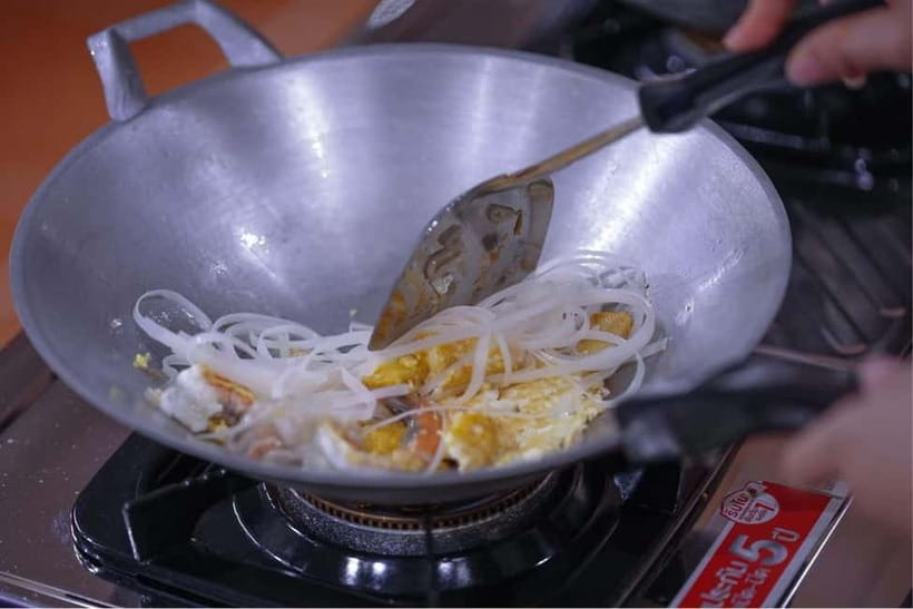 Bangkok: White Lotus Thai Cooking Class with Market Tour - Who should book this Thai cooking class?