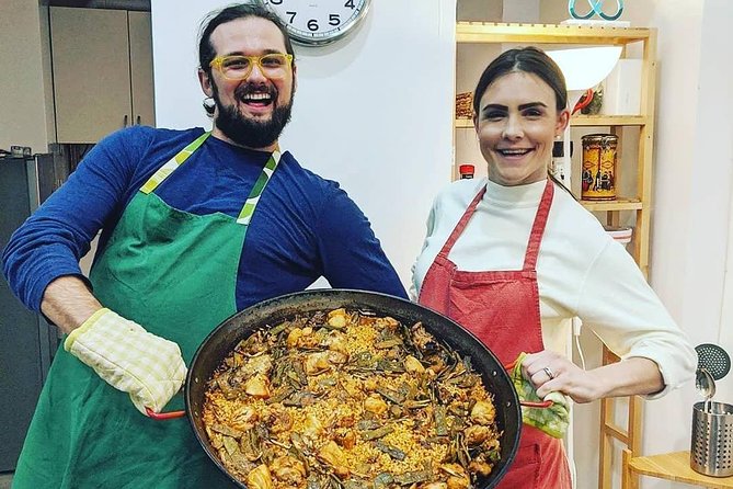 Barcelona : Paella Cooking Experience + Boqueria Market Exclusive Tour - Shopping for seafood at La Boqueria
