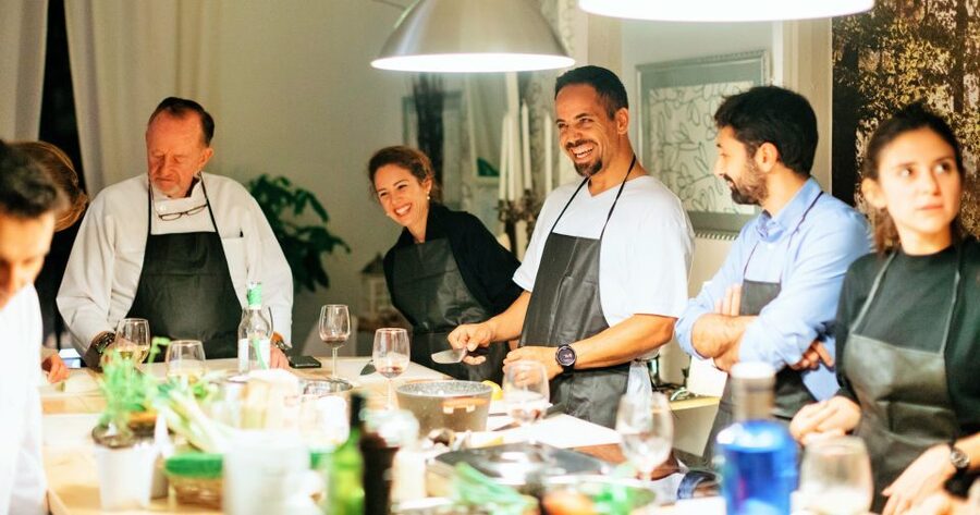 Barcelona: Paella Cooking Workshop and Market Tour - Dining in the Plaça Reial apartment