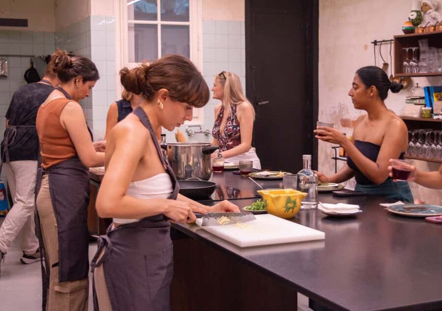 Barcelona: Paella & Tapas Cooking Class with Sangria - What happens during the 2.5-hour experience