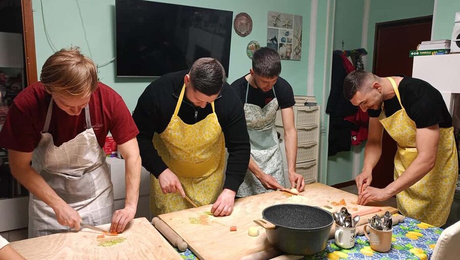 Bologna: Pasta Tagliatelle al Ragu Cooking Class with Wine - Arriving at the home near Bologna