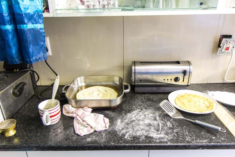 Cape Town: Bo-Kapp Walking Tour and Malay Cooking Class - Entering a local home for Cape Malay cooking