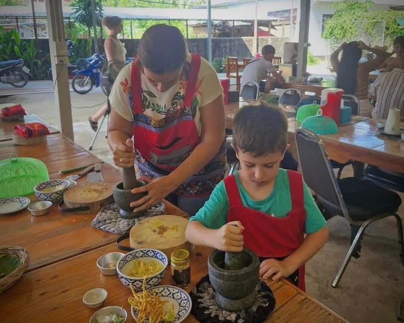 Chiang Mai: Cooking Class, Market & Thai Herbs Garden Tour - The mortar and pestle are the real lesson