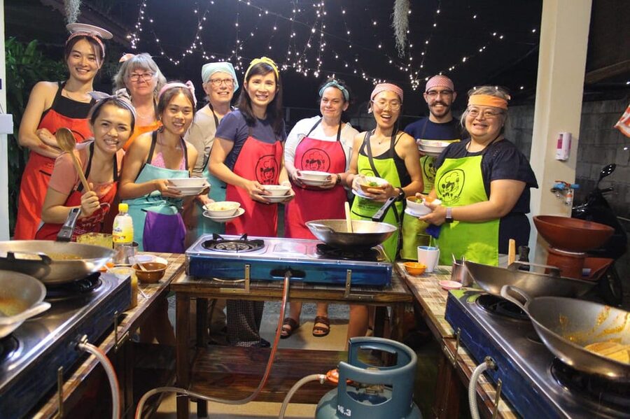 Chiang Mai: Half Day Evening Cooking Class with Market Tour - Making curry paste the traditional way