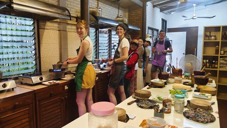 Chiang Mai: Morning Cooking Class with Market Visit - A Chiang Mai cooking class that begins before the kitchen