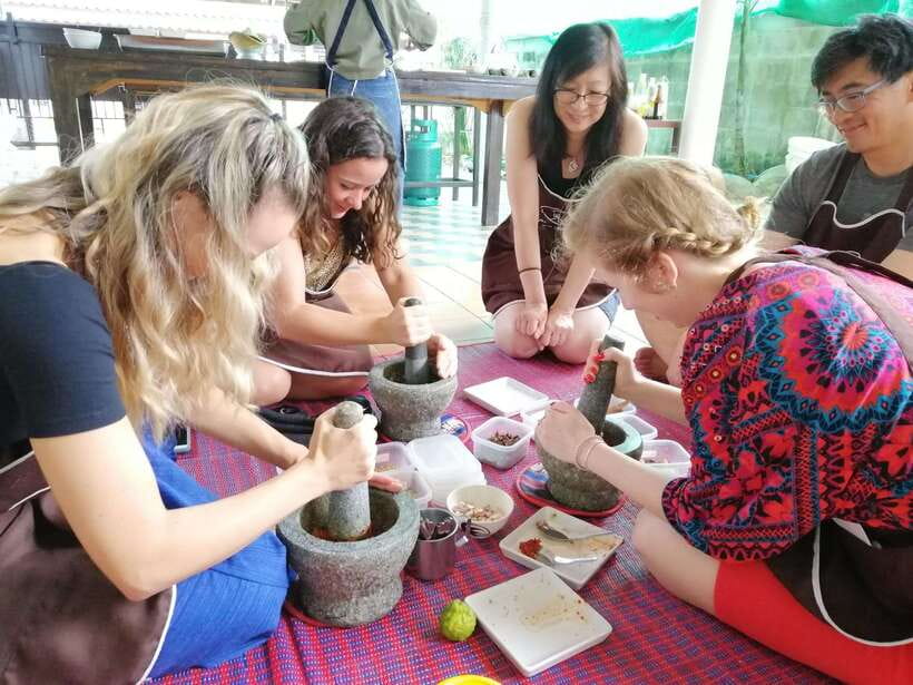 Chiang Mai: Thai Cooking and Market Tour with Lanna Smile - Vegetarian cooking and spice control