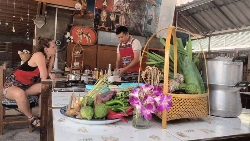 Chiang Mai: Traditional Thai Cooking Class with Market Tour - Entering a traditional Lanna home