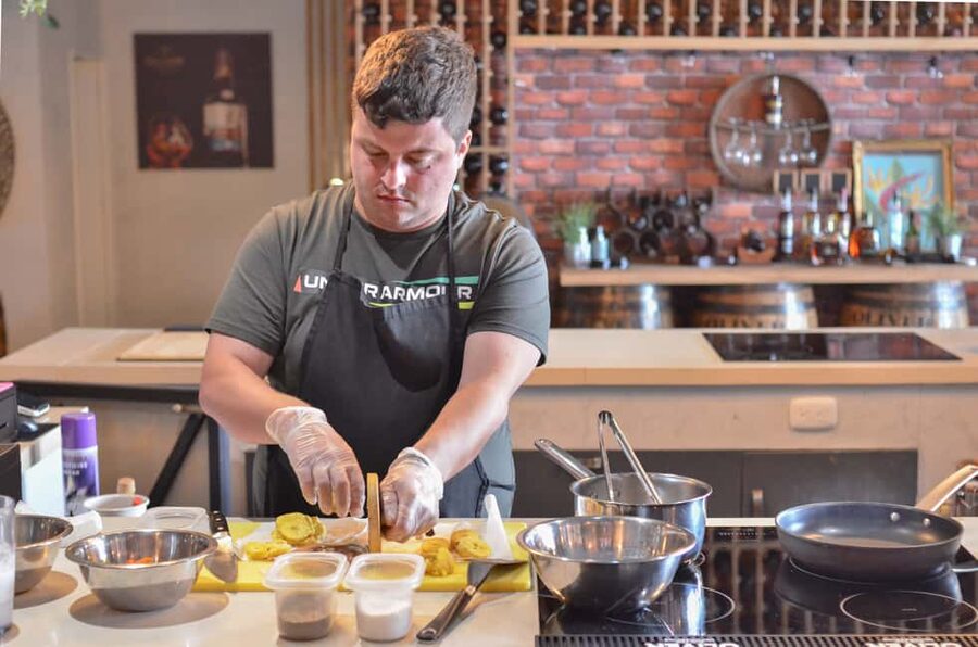 'Chillo al Coco' Cooking Class & Taino Concept store - Making coconut milk from a fresh coconut