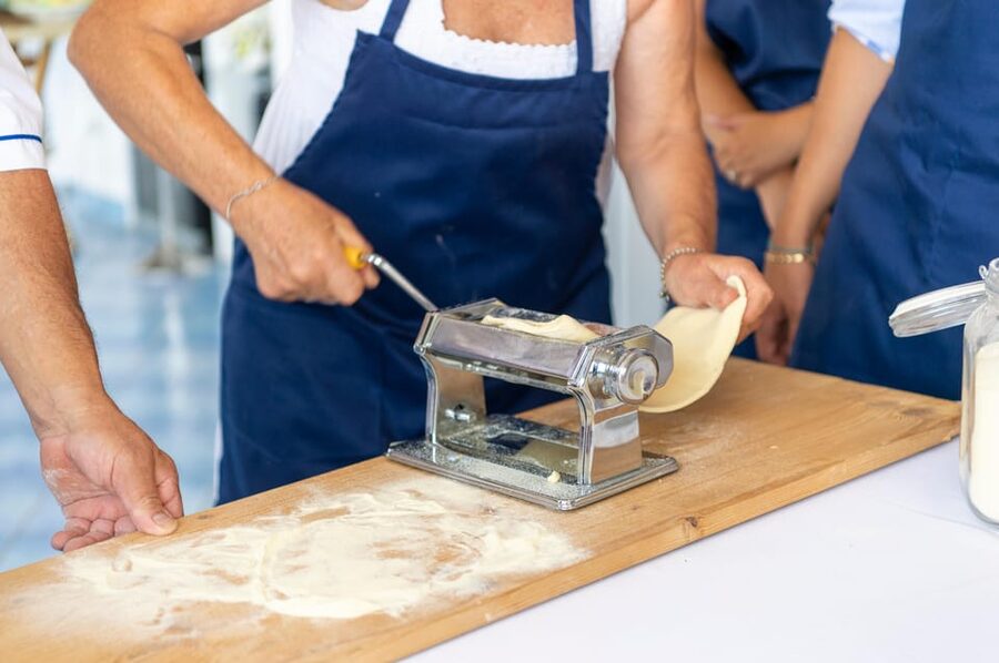 Cooking class: How to make Ravioli, Tagliatelle & Tiramisù! - Getting there by boat or stairs
