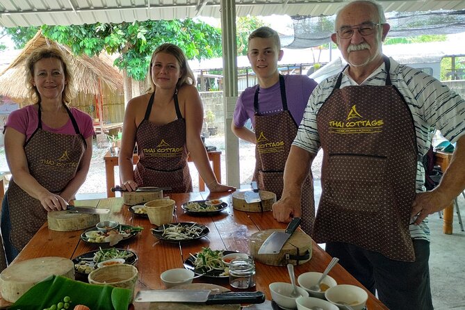 Cooking class in organic garden and local market tour ThaiCottage - Cooking, cleaning, and eating together