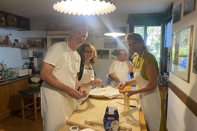 Cooking class in Tuscan Villa near Cortona - The welcome: spritz, focaccia, and olive oil