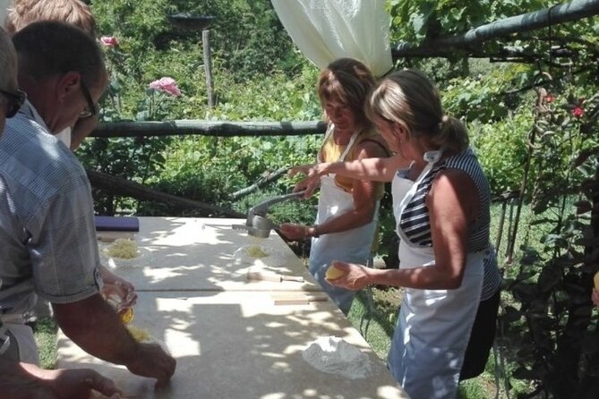 Cooking class: "Traditional dishes of the Mediterranean Diet" - Sitting down to a farm-style lunch