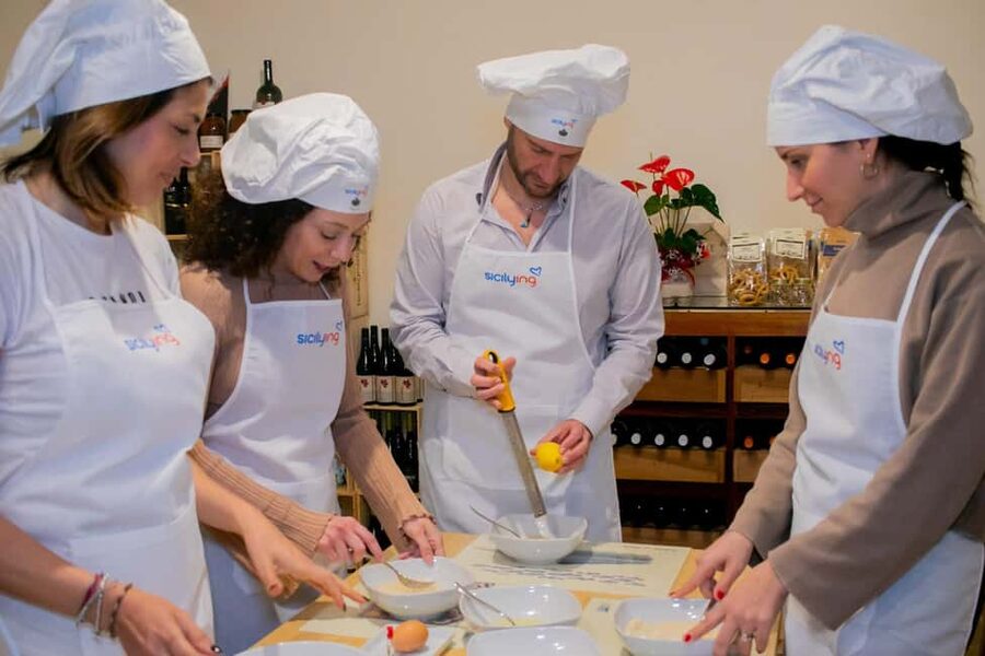 Cooking class, visit to the Catania market and light lunch - Why a group of 10 matters