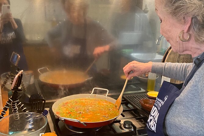 Cooking Class with Grandma. Groups & Corprative - Picking up a knife and apron
