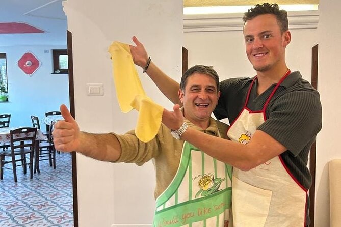 Cooking class with Pasta, mozzarella and Tiramisu with wine - Arriving at the family farm in Pianillo