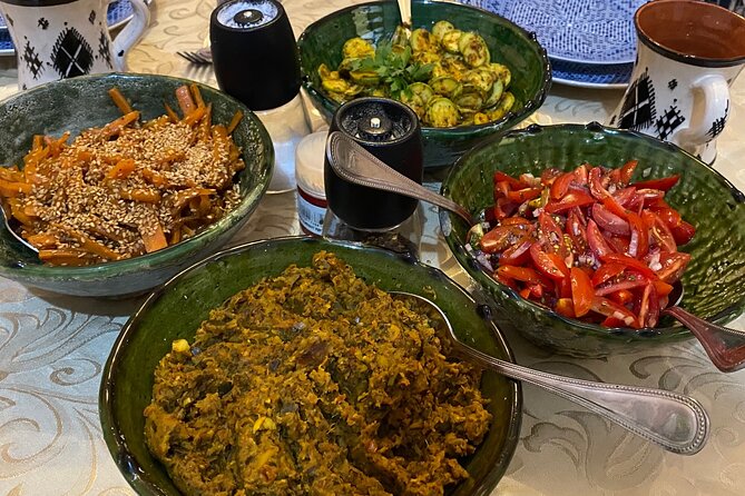 Cooking class with Yassine & Mom - Cooking in a family home