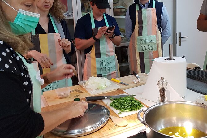 Cooking Workshop in Cascais (group of 4 min) - The hosts are the heart of the evening