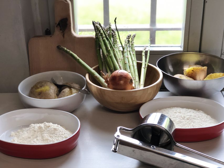 Cortona: Pasta and Pizza Cooking Class - Pizza and focaccia keep the class lively