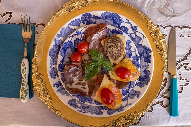 Dining experience at a local's home in Arezzo with show cooking - Price, timing, and who gets the best value