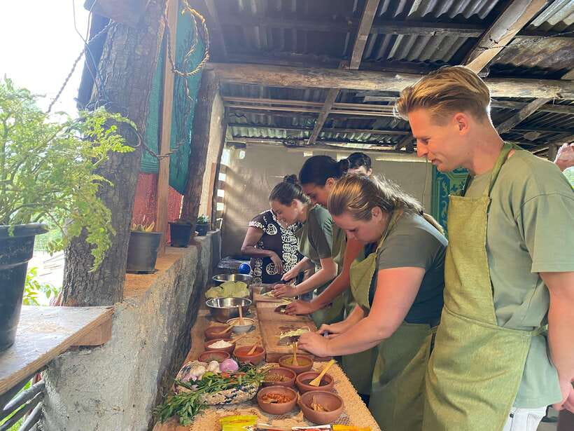 Ella Sri Lanka : Mom's Kitchen Cooking class - Eating the meal with an Ella view