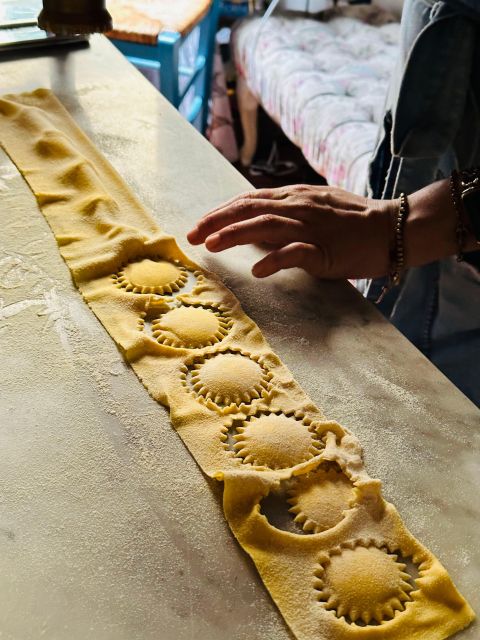 Florence:Dolce Vita by Day Market Tour & Pasta Making Class - Cooking in a Florentine apartment
