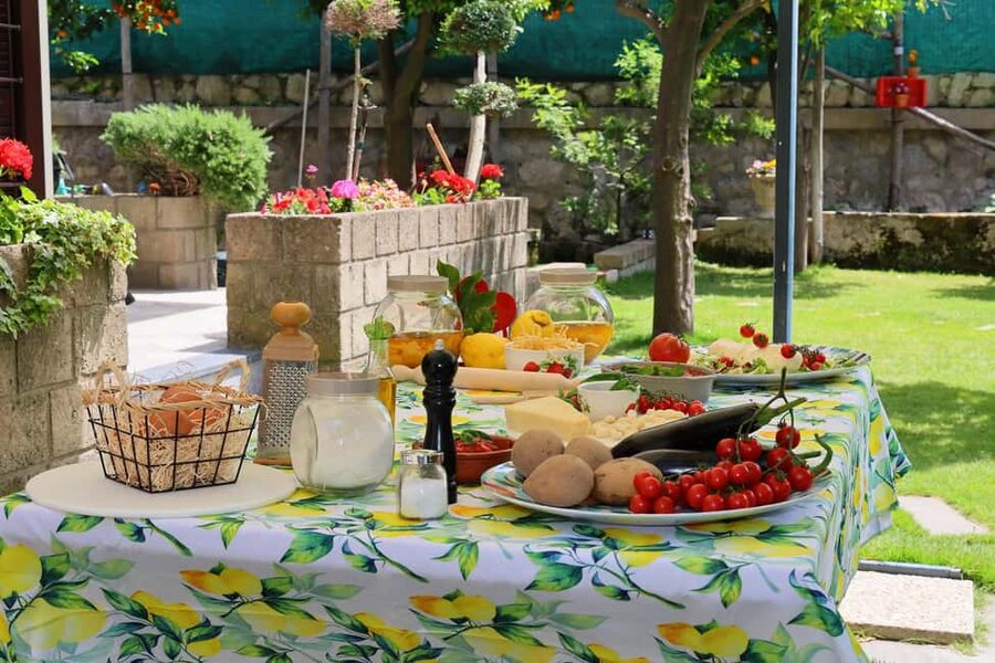 From Sorrento to Meta: cook with a local family and enjoy the garden!! - Sitting down to eat what you made