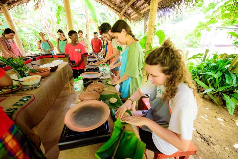 Galle: Sri Lankan Cuisine Cooking Experience - Rolling roti by hand