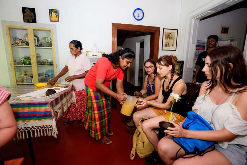 Galle: Sri Lankan Cuisine Cooking Experience - Sharing the meal on a banana leaf