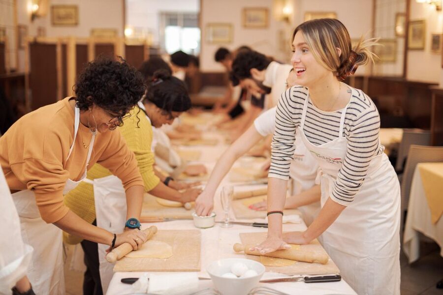 Gelato and Pasta Cooking Class in Rome - Piazza Navona - How the small group changes the experience