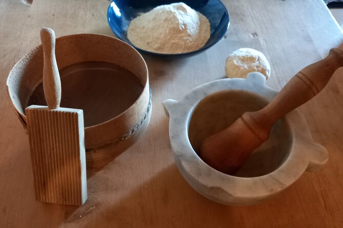 Genoese cooking lesson in the with lunch in the terrace - Grinding pesto with a mortar and pestle